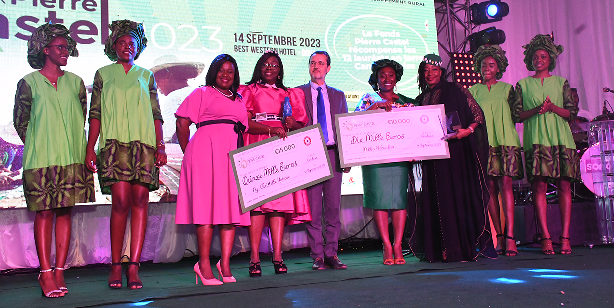 Les 12 lauréats de la 6ème édition du PRIX PIERRE CASTEL reçoivent leurs récompenses en terre camerounaise