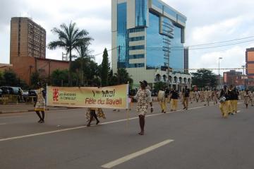 Fanfare, ambiance et couleurs lors du passage du personnel de la région du Centre à Yaoundé.